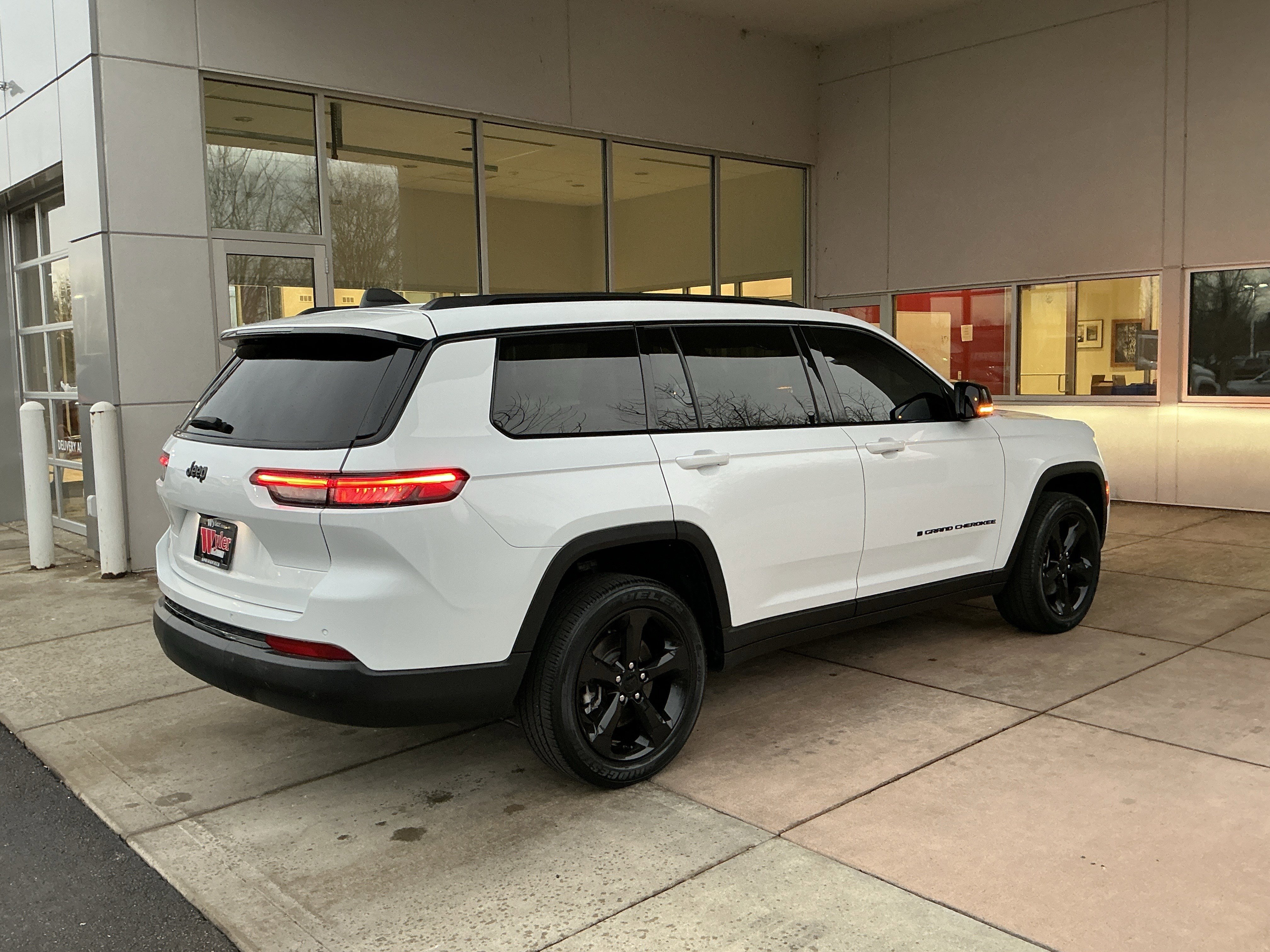 Used 2022 Jeep Grand Cherokee L Laredo image 22