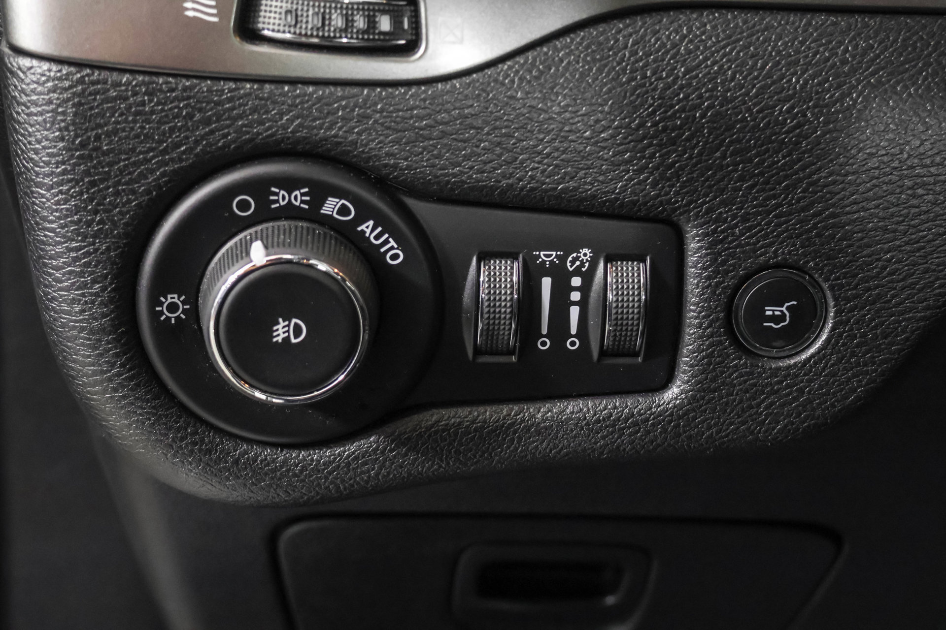 Used 2019 Jeep Cherokee Overland w/ Technology Group AWD/4WD image 23