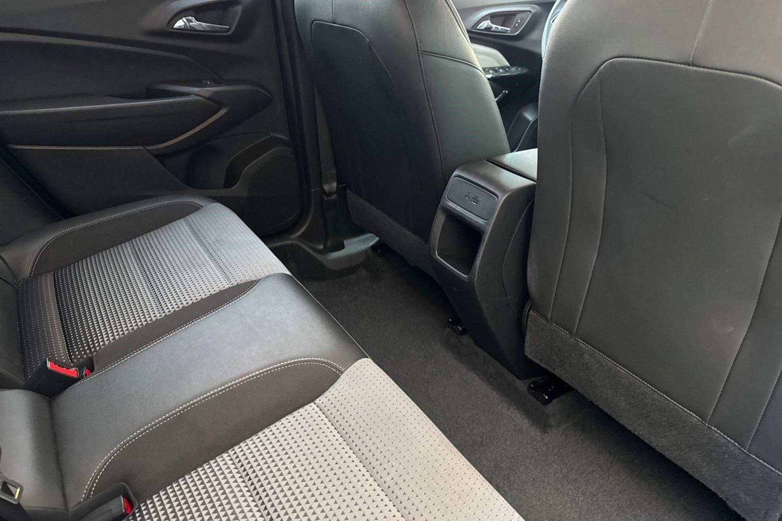 Used 2025 Chevrolet Trax LT image 28