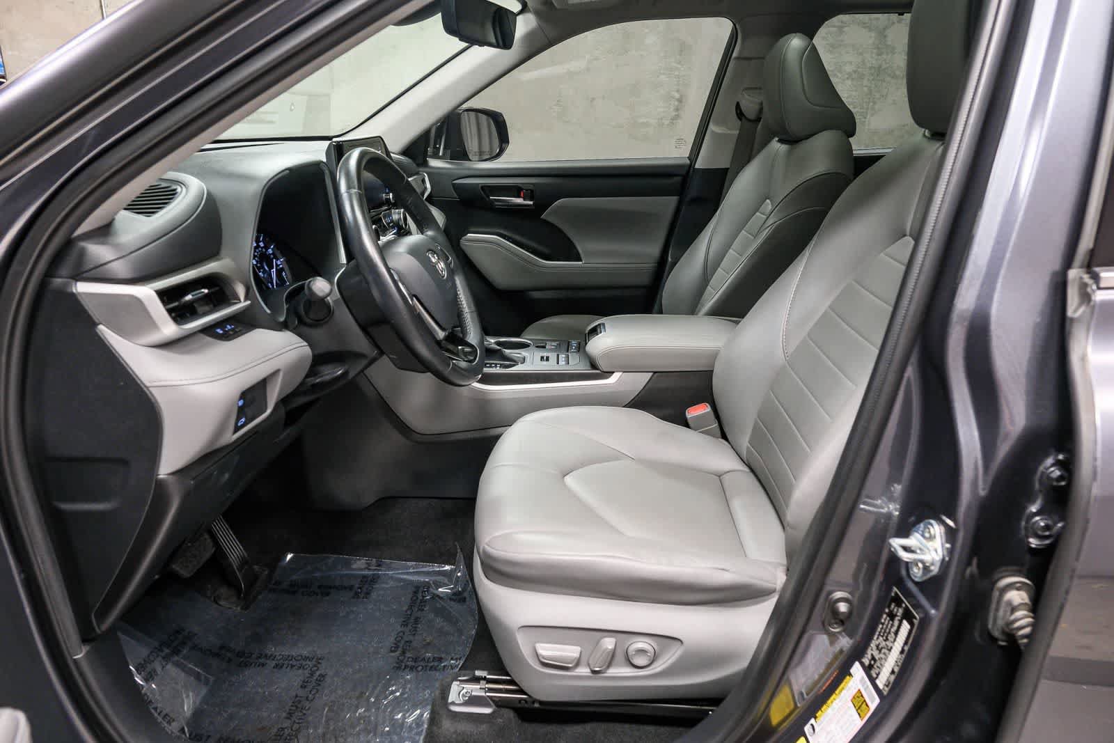 Used 2020 Toyota Highlander XLE AWD/4WD image 22