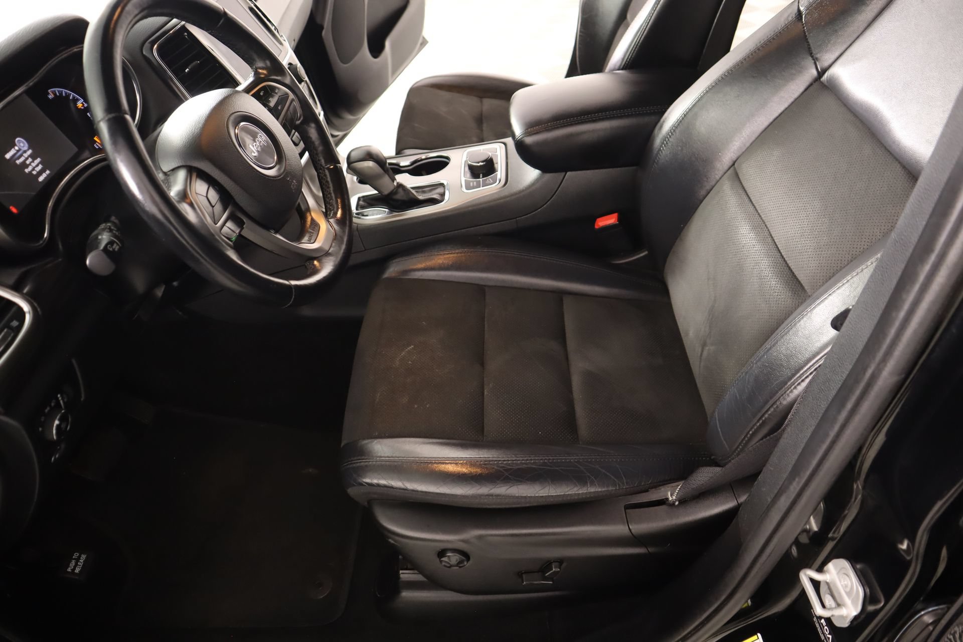 Used 2022 Jeep Grand Cherokee Laredo X AWD/4WD image 12