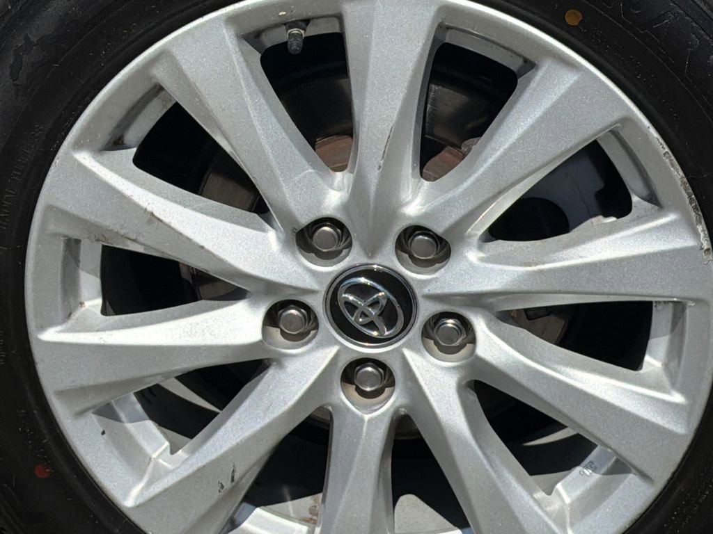 Used 2019 Toyota Camry LE image 4