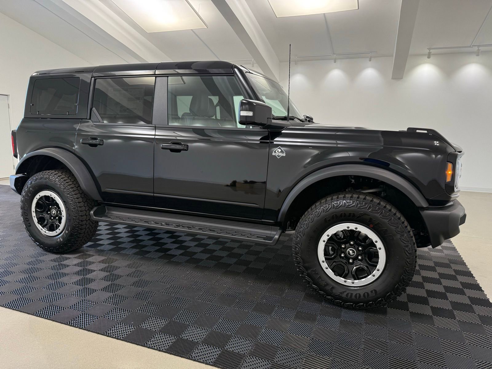 New 2025 Ford Bronco Outer Banks w/ Sasquatch Package