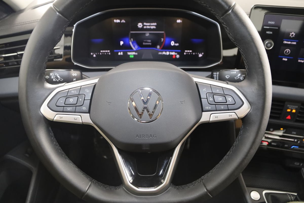Used 2025 Volkswagen Jetta SE w/ Sunroof Package FWD image 36