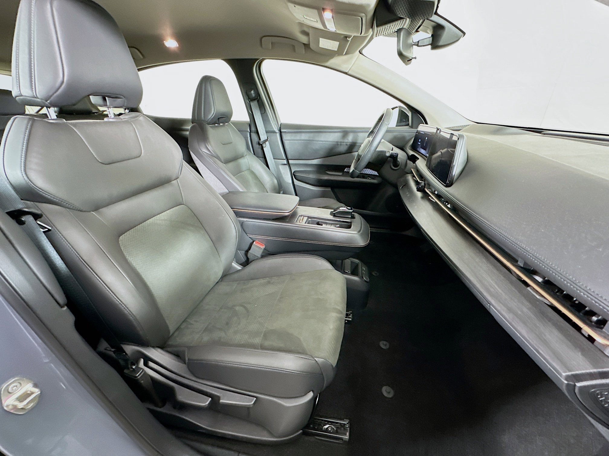 Used 2023 Nissan Ariya AWD image 30