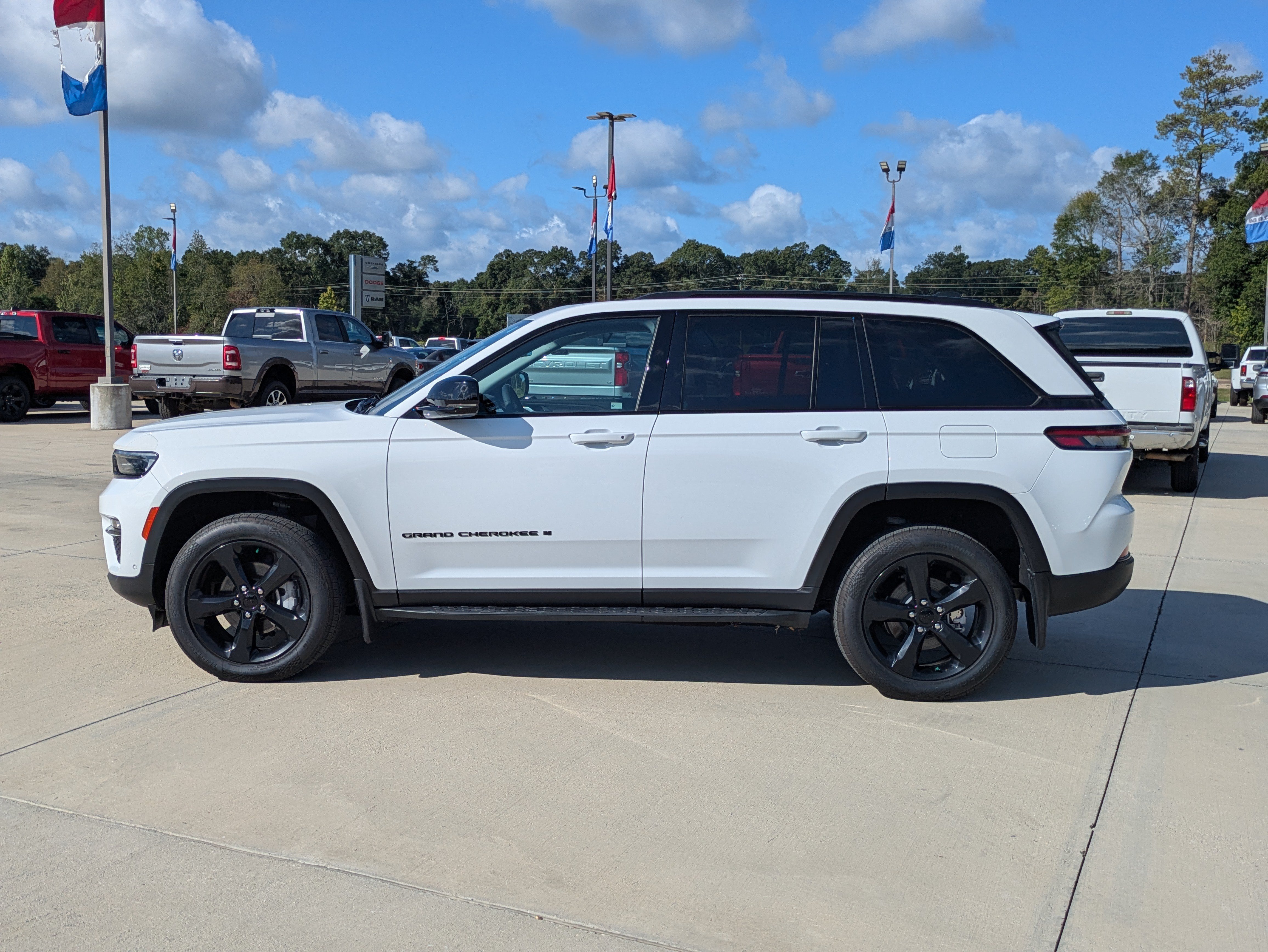 Used 2023 Jeep Grand Cherokee Limited w/ Luxury Tech Group II AWD/4WD image 2