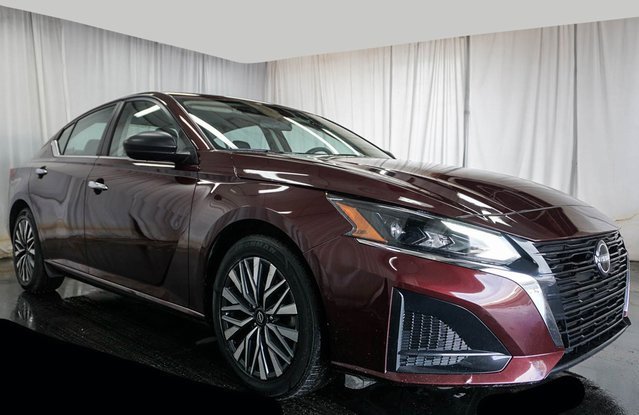 Used 2024 Nissan Altima 2.5 SV image 2