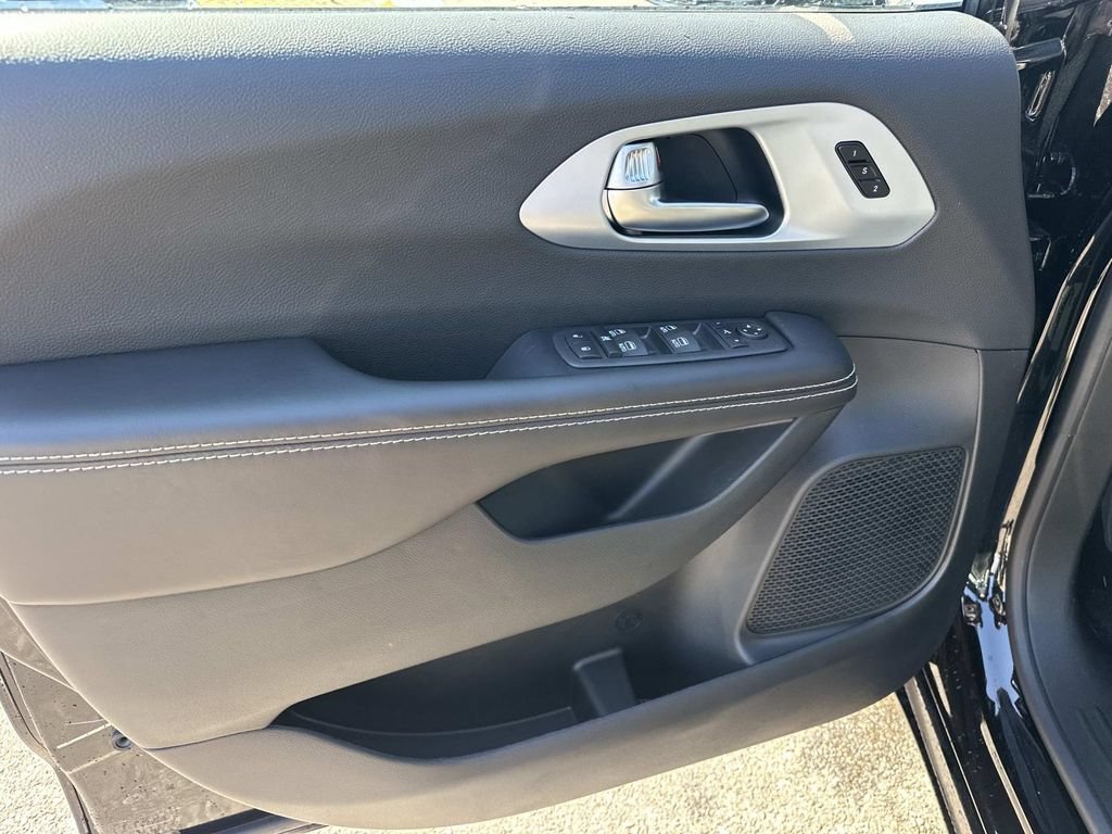 New 2026 Chrysler Pacifica Limited w/ S Appearance Package FWD image 13