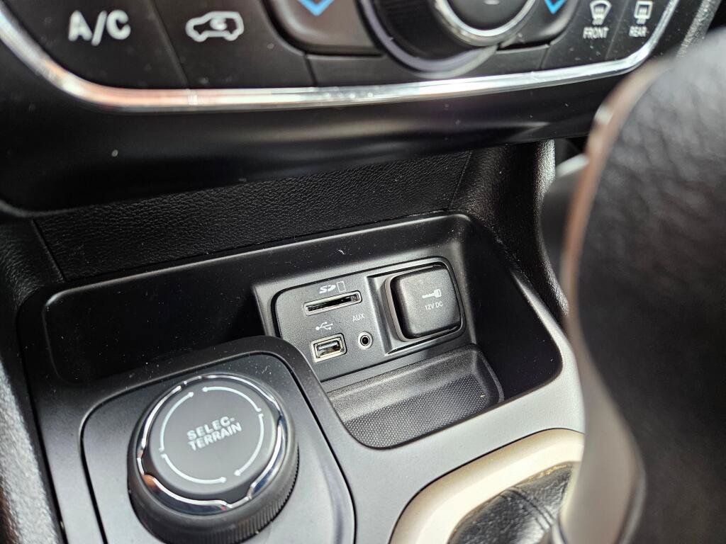 Used 2017 Jeep Cherokee 75th Anniversary AWD/4WD image 25