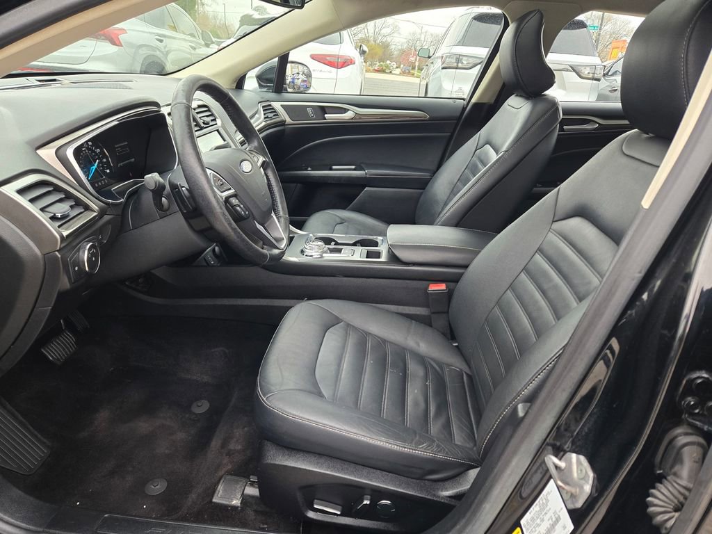 Used 2017 Ford Fusion SE w/ Fusion SE Technology Package image 30