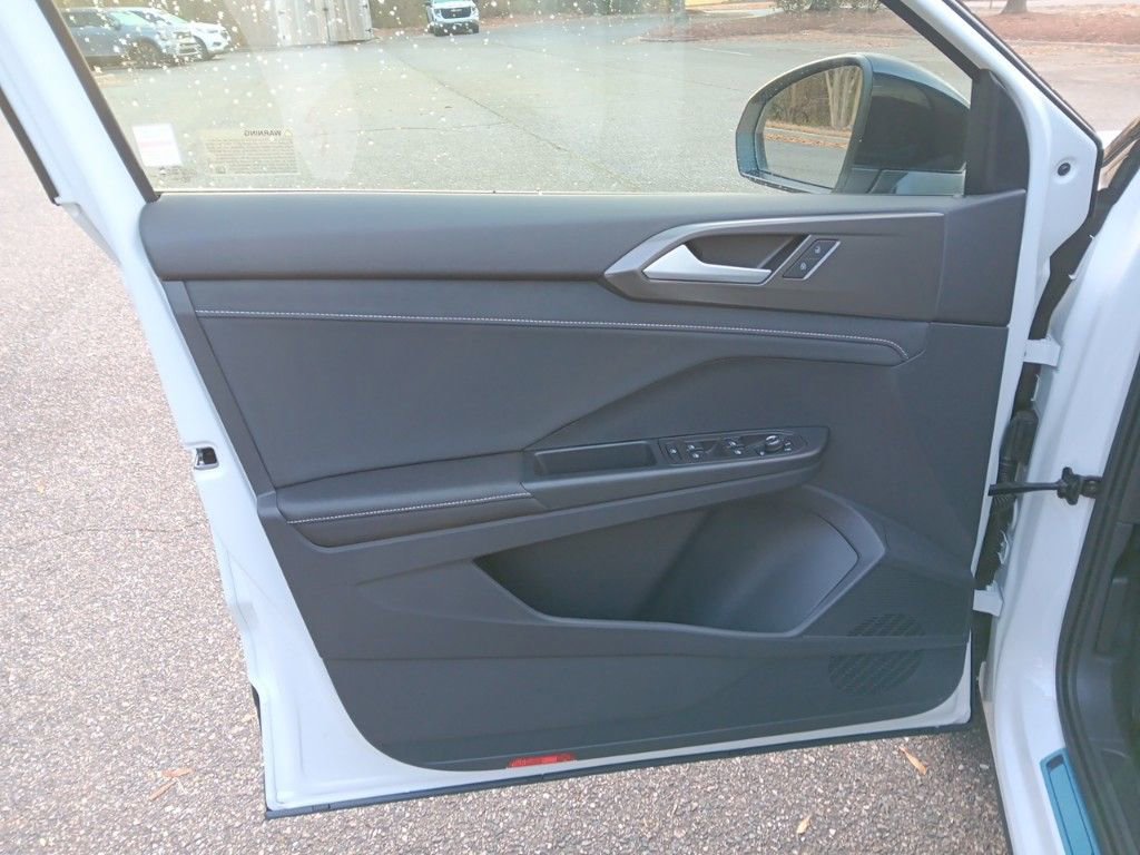 Used 2025 Volkswagen Taos SE image 11