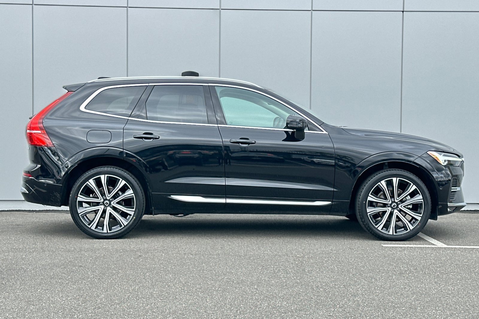 Used 2023 Volvo XC60 B5 Ultimate w/ Climate Package image 6