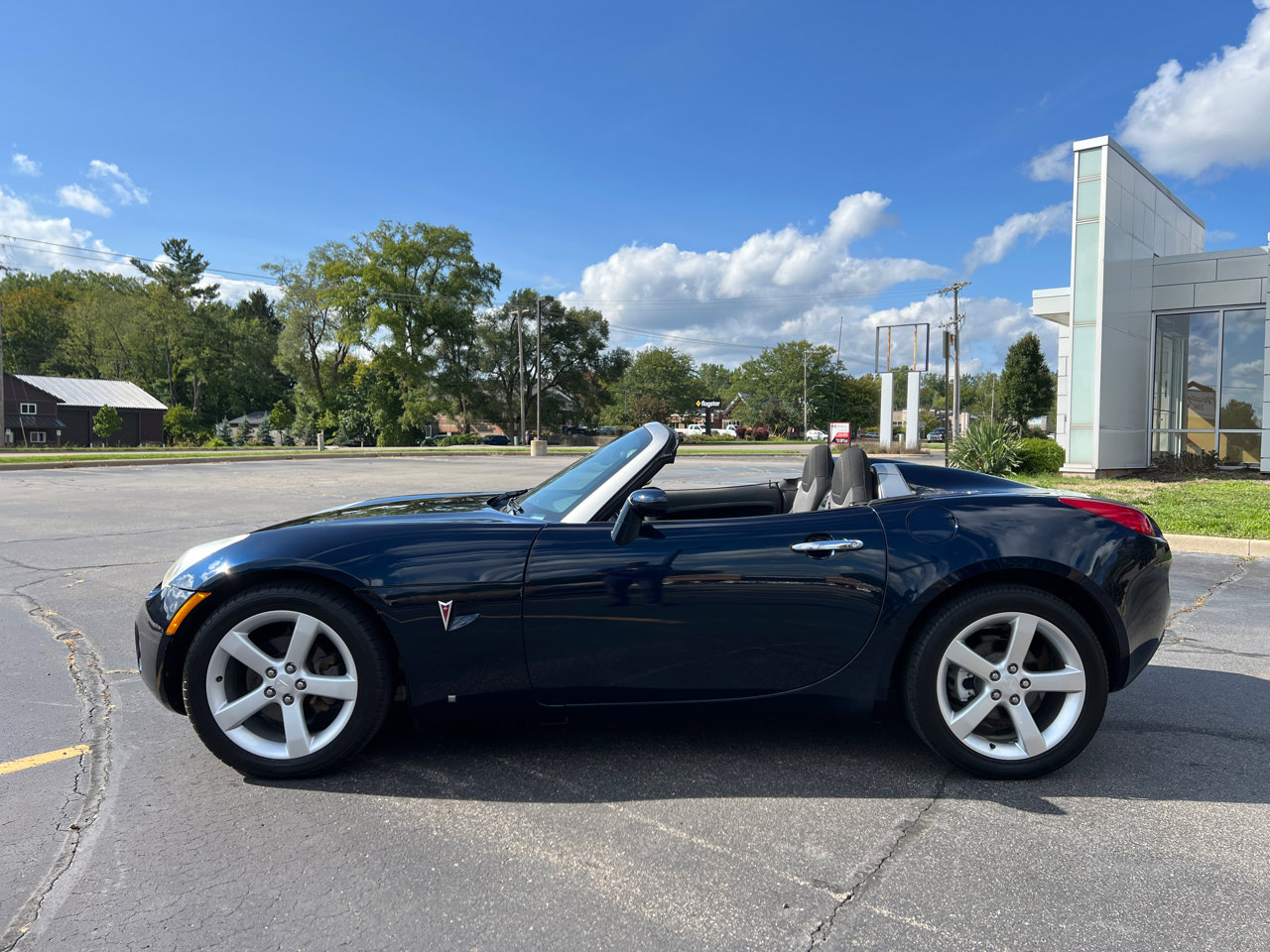 Used 2006 Pontiac Solstice Roadster w/ Power Package image 3