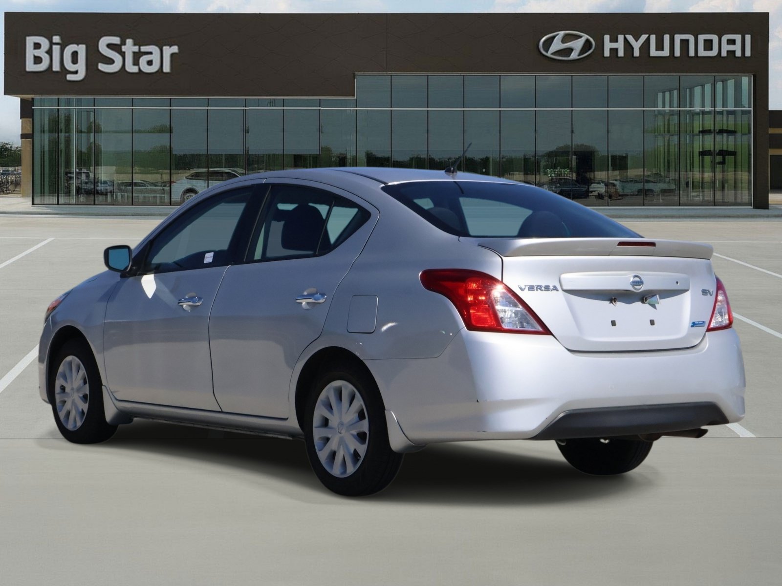 Used 2015 Nissan Versa SV FWD image 3