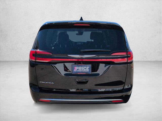 Used 2024 Chrysler Pacifica Touring-L image 7