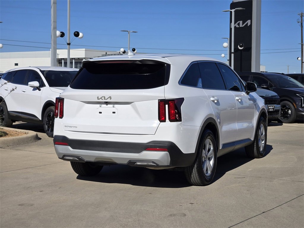 Certified 2025 Kia Sorento LX image 4