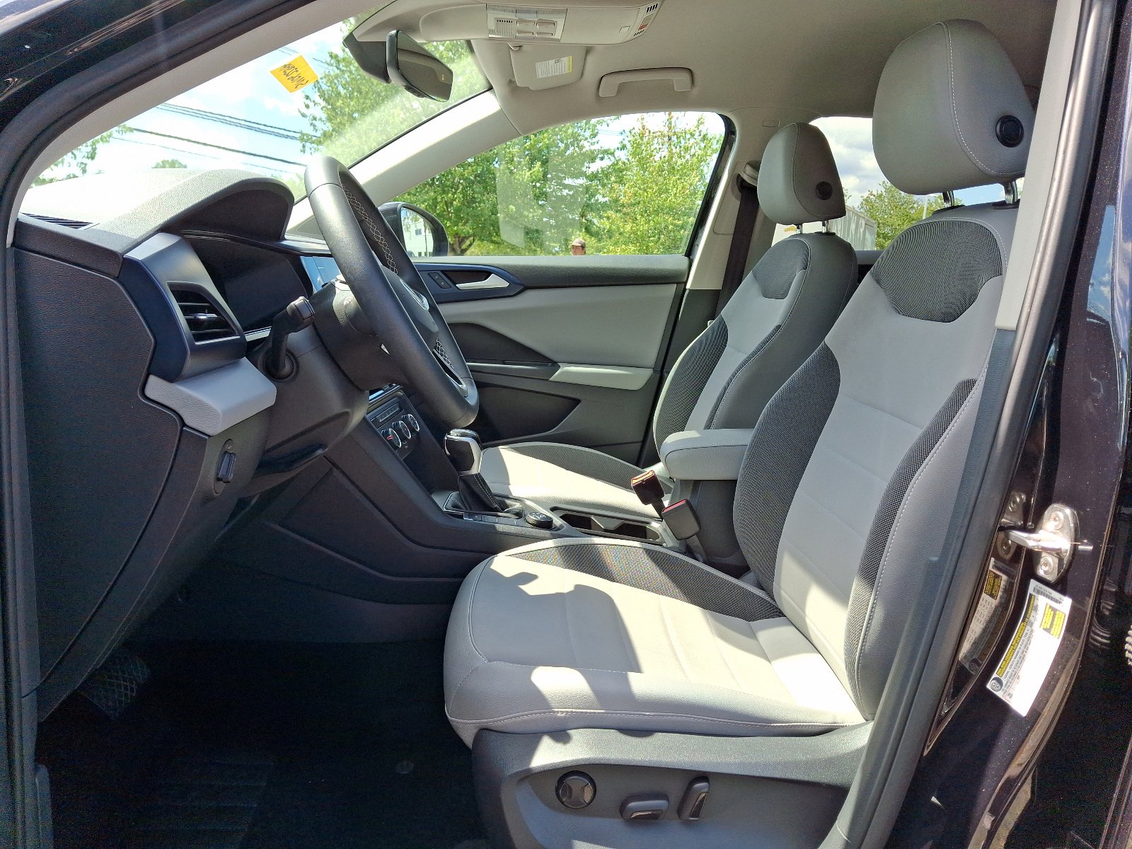 Used 2022 Volkswagen Taos SE w/ Driver Assistance Package AWD/4WD image 14