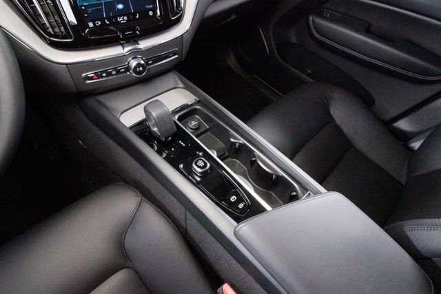 Used 2025 Volvo XC60 B5 Plus image 12