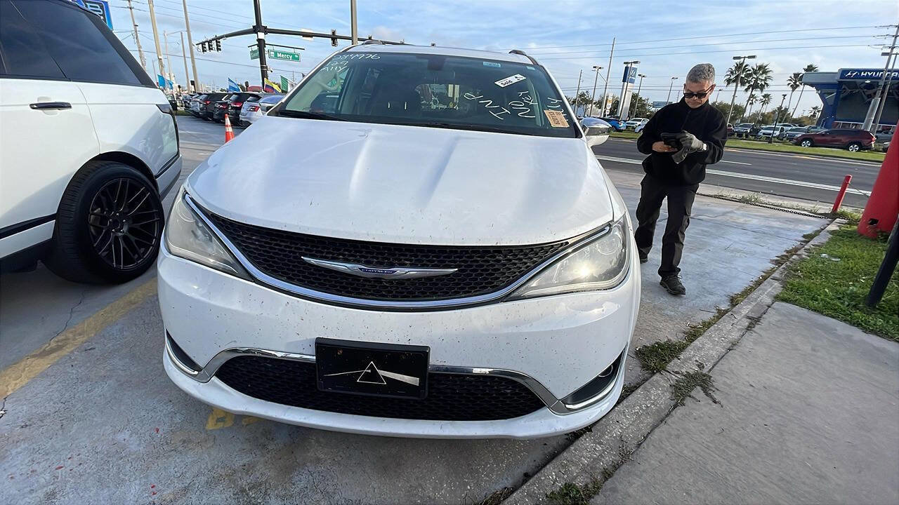 Used 2020 Chrysler Pacifica Limited FWD image 1