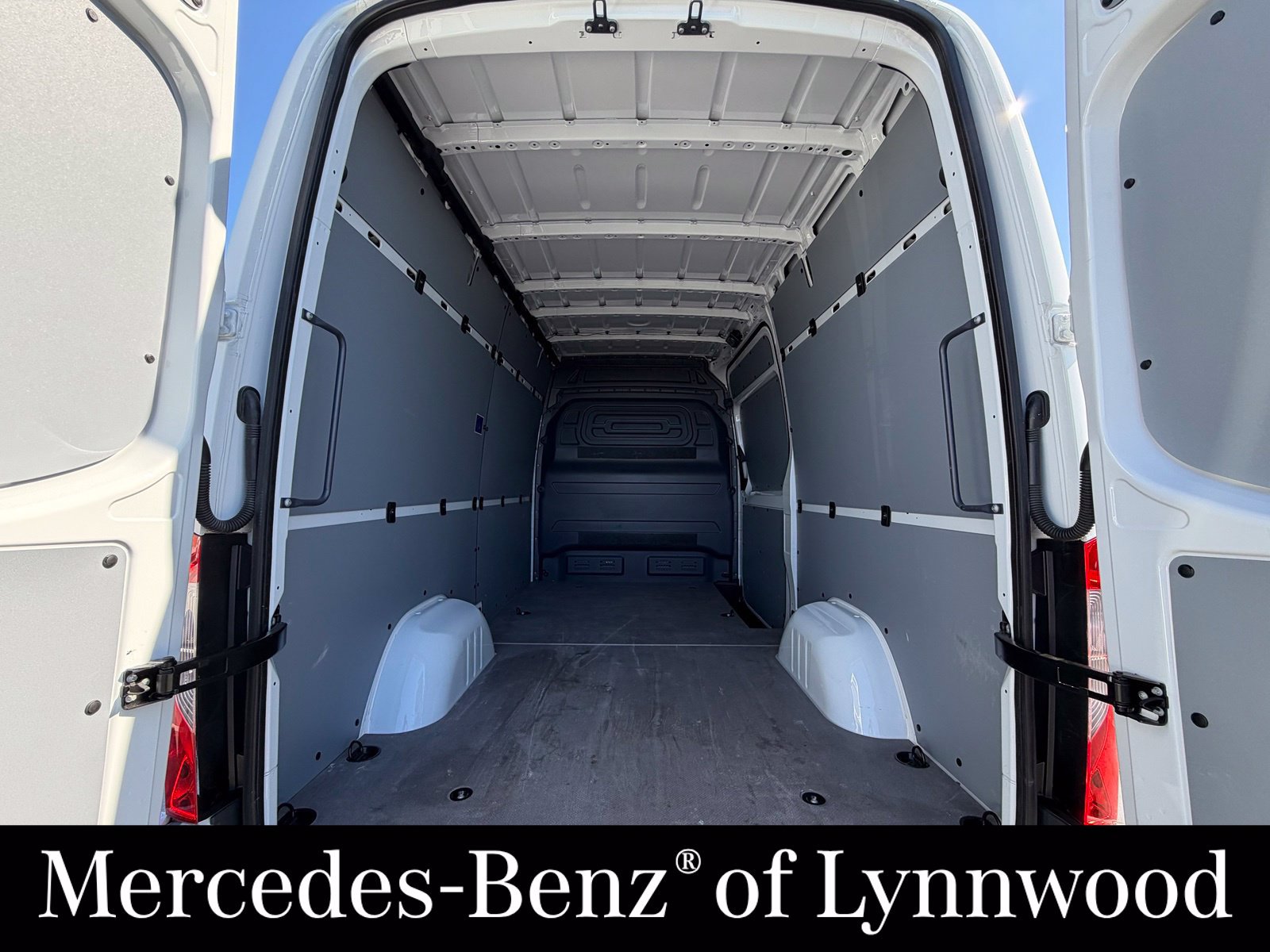 Used 2025 Mercedes-Benz Sprinter 2500 image 11