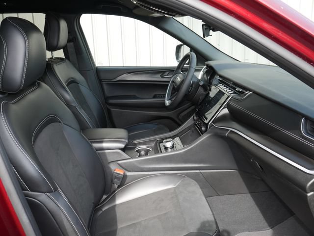 Used 2025 Jeep Grand Cherokee Altitude AWD/4WD image 25