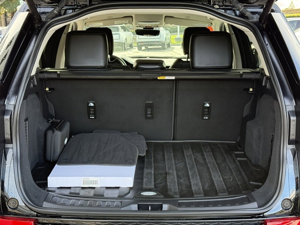 Used 2025 Land Rover Discovery Sport S image 11