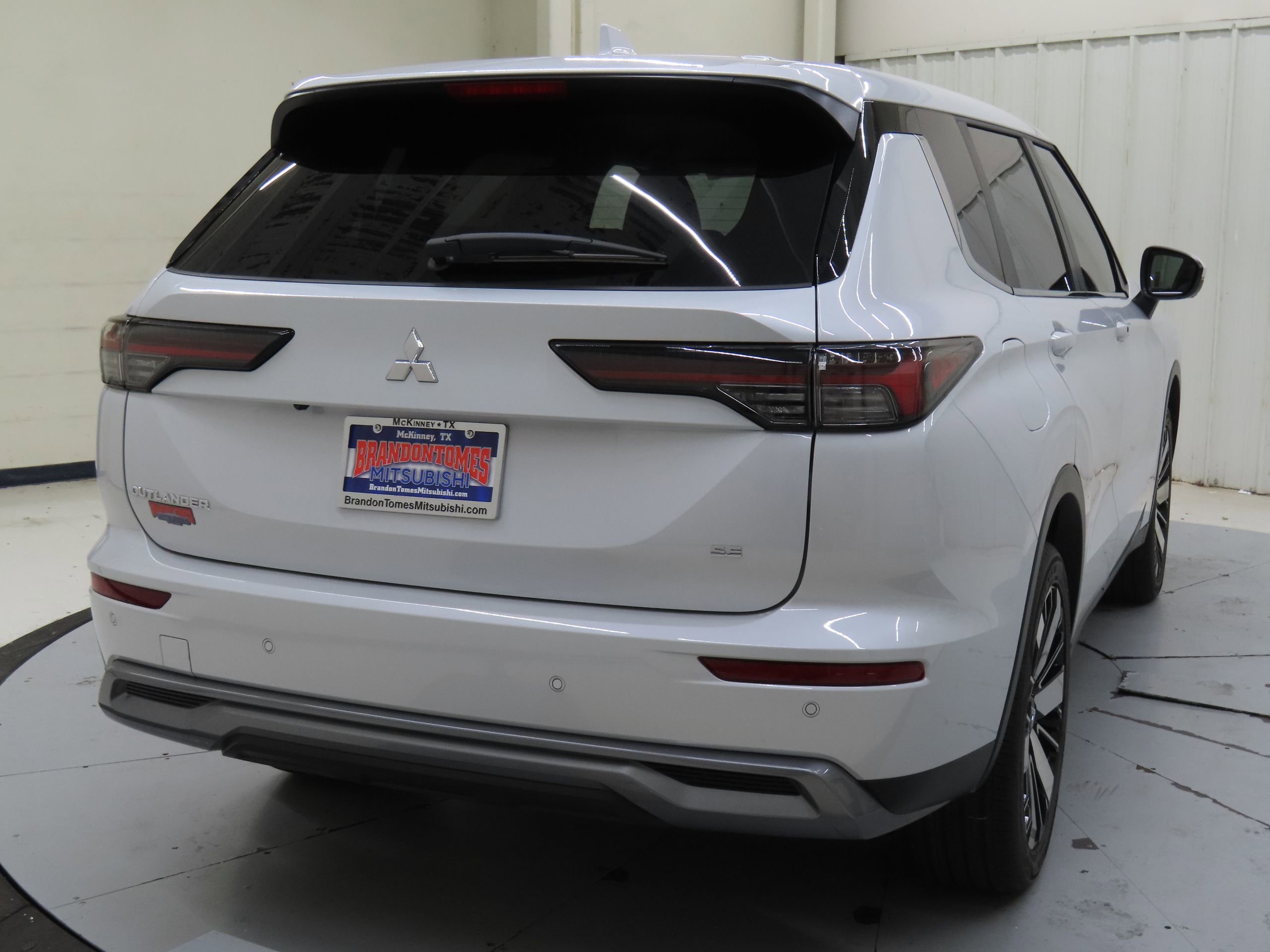 New 2025 Mitsubishi Outlander SE image 3