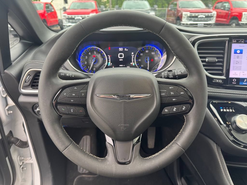 Used 2025 Chrysler Pacifica Limited FWD image 9