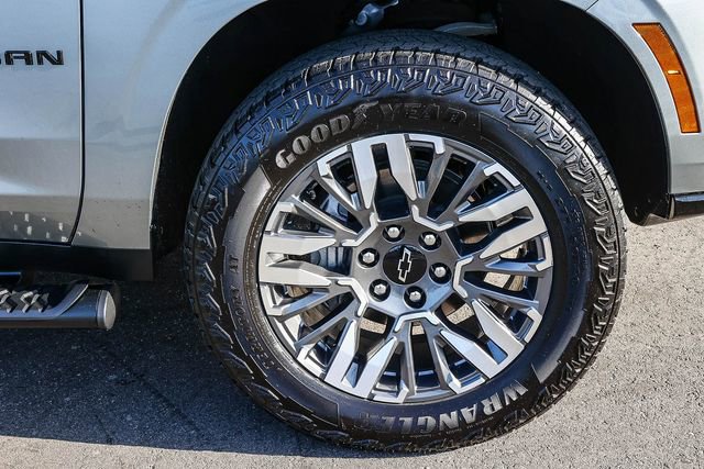 Used 2025 Chevrolet Suburban Z71 AWD/4WD image 9