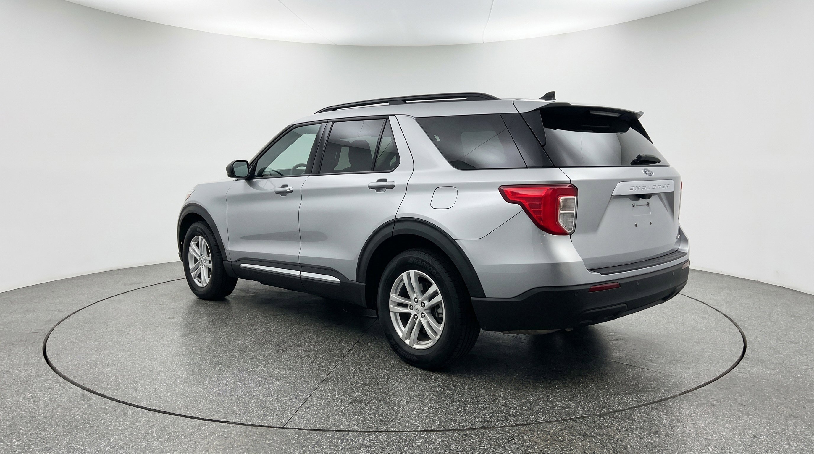 Used 2024 Ford Explorer XLT w/ Equipment Group 202A RWD image 6