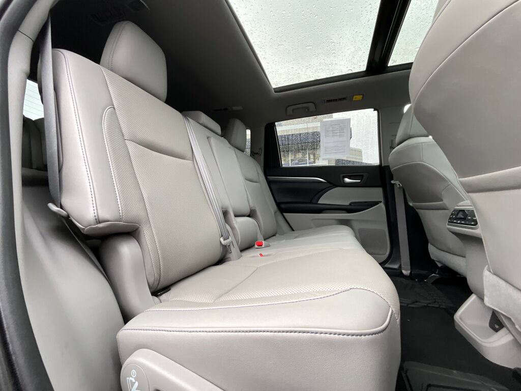 Used 2019 Toyota Highlander Limited Platinum AWD/4WD image 13