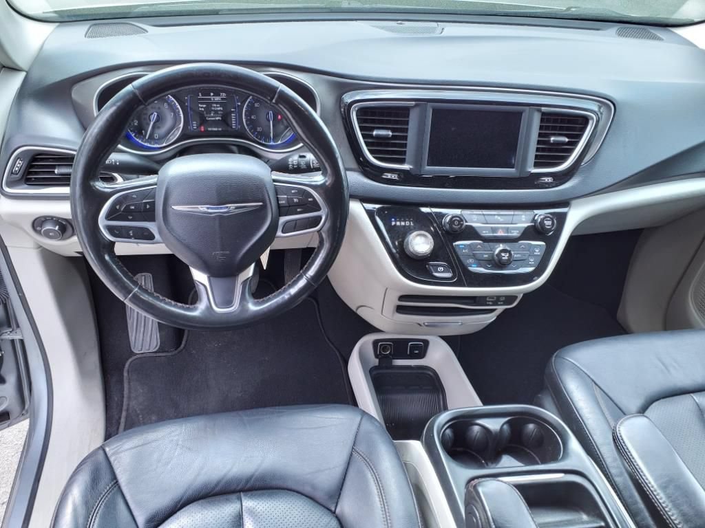 Used 2020 Chrysler Pacifica Touring-L FWD image 12