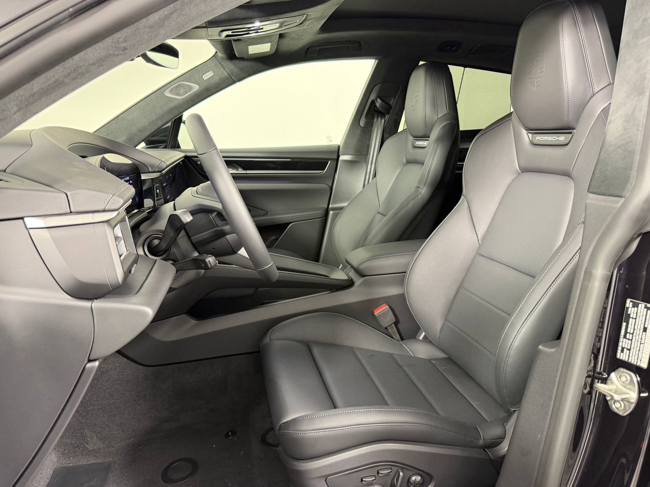 Certified 2025 Porsche Macan 4S Electric AWD/4WD image 5