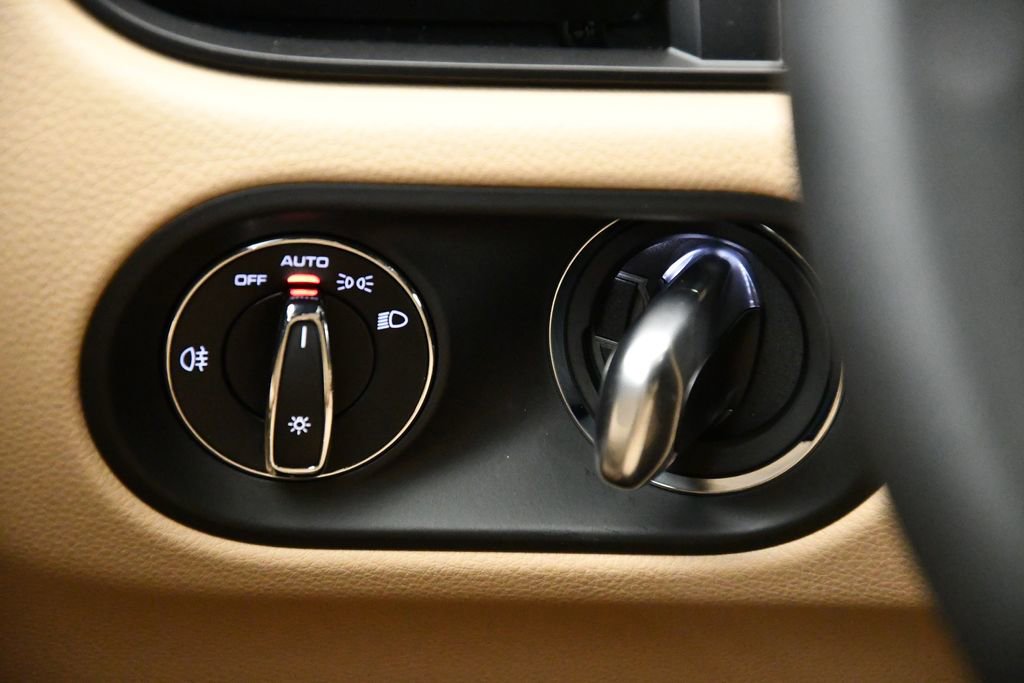 Used 2025 Porsche Macan image 22