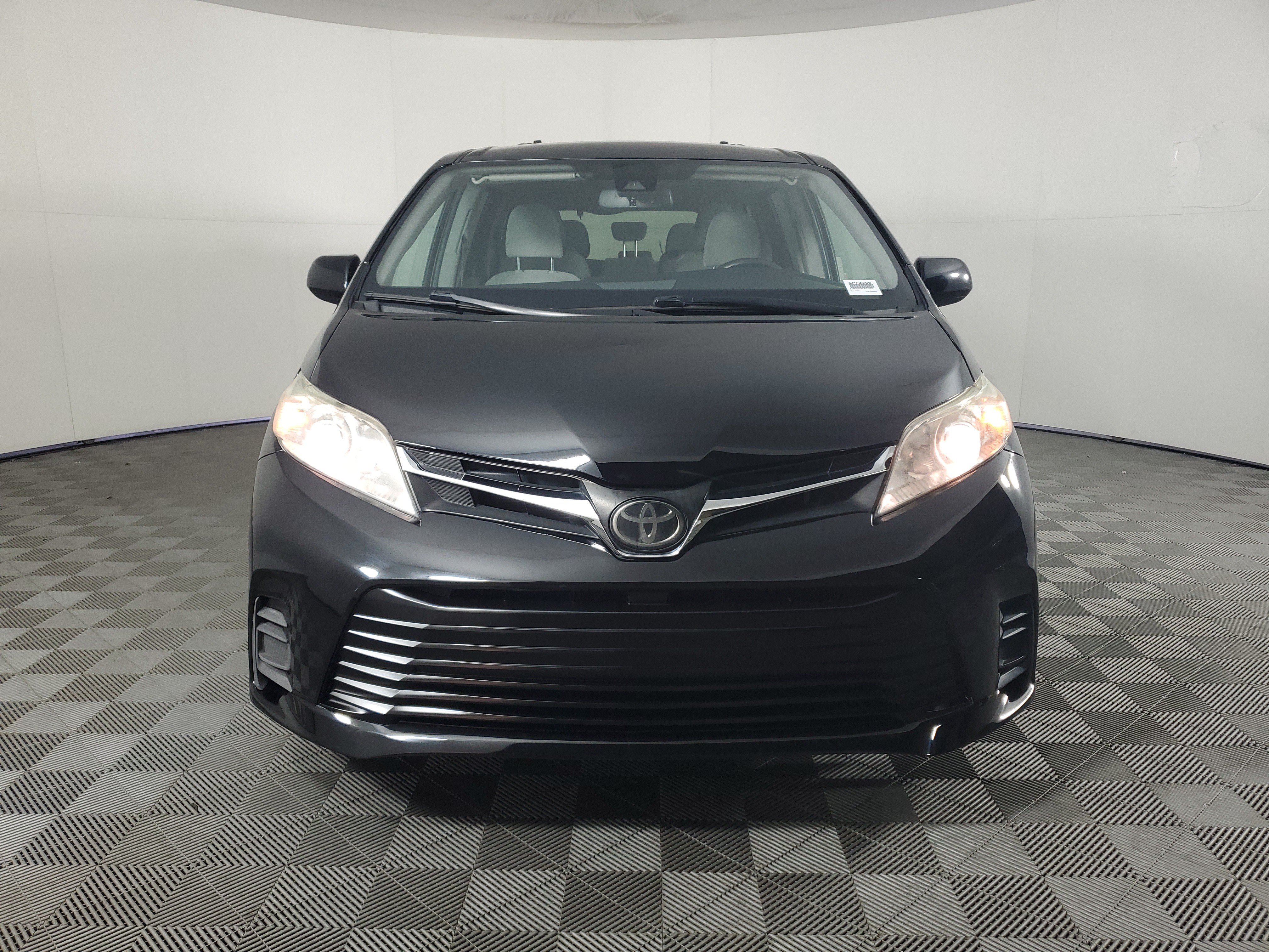 Used 2020 Toyota Sienna LE w/ Carpet Mat Package FWD image 9