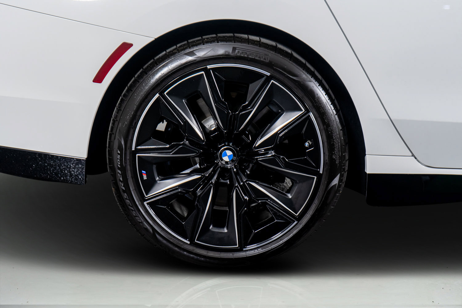 Used 2025 BMW 740i w/ Premium Package RWD image 9