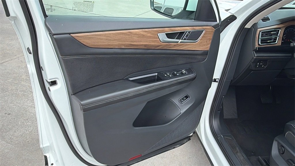 Used 2025 Volkswagen Atlas SE image 9