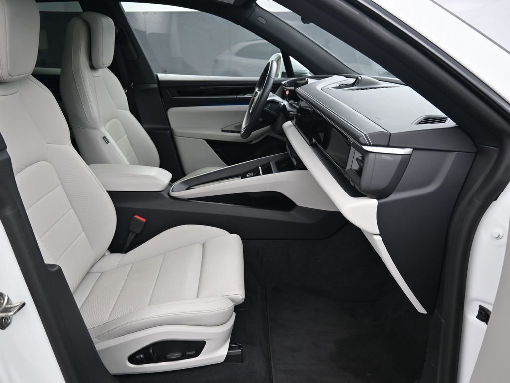 Certified 2025 Porsche Macan Electric image 28
