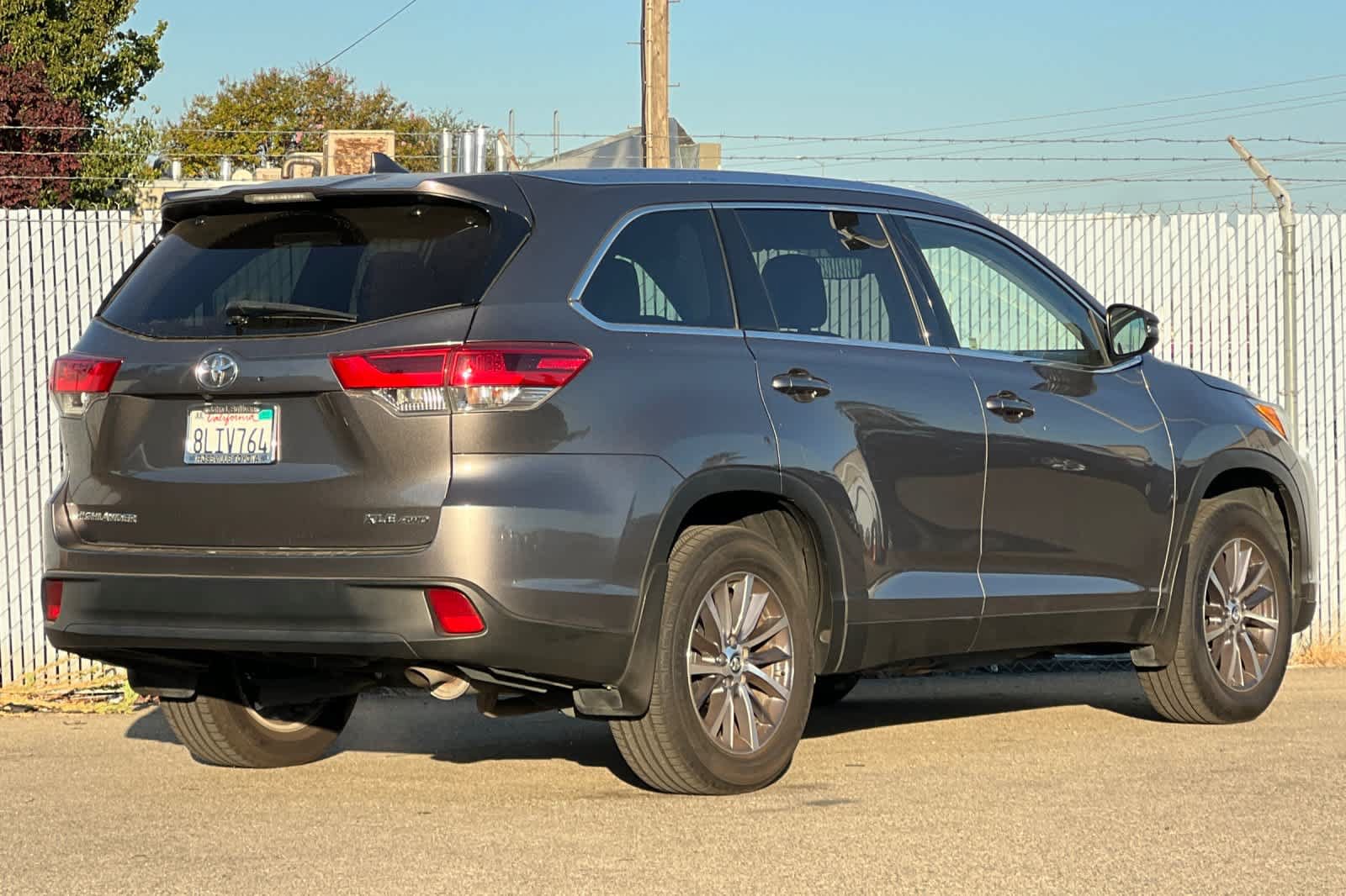 Used 2019 Toyota Highlander XLE AWD/4WD image 3