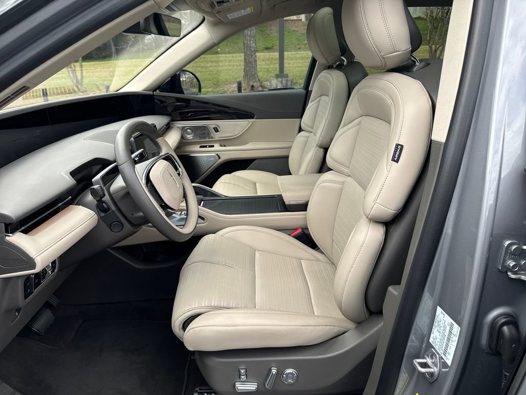 Used 2025 Lincoln Nautilus Reserve image 9