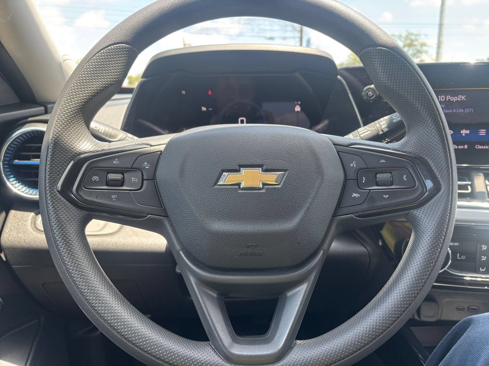 Used 2025 Chevrolet Trax LT FWD image 27