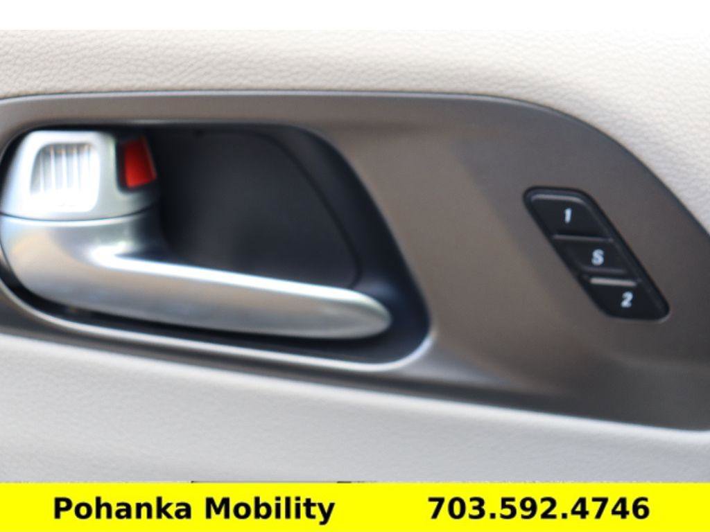 Used 2024 Chrysler Pacifica Touring-L image 24