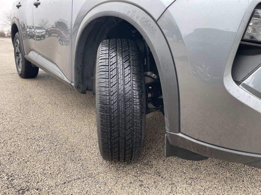 Used 2025 Nissan Rogue SV AWD/4WD image 16