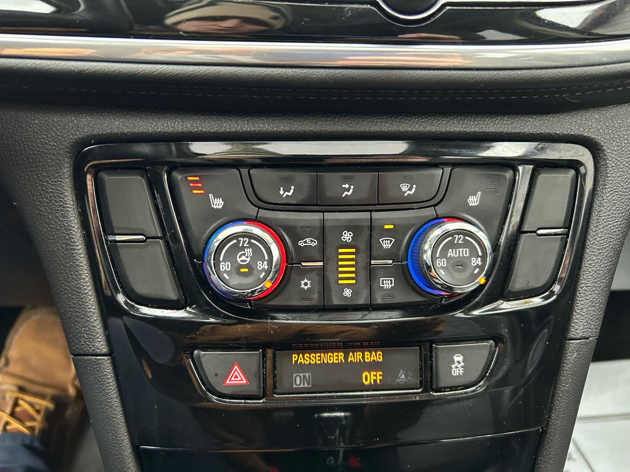 Used 2018 Buick Encore Essence image 24