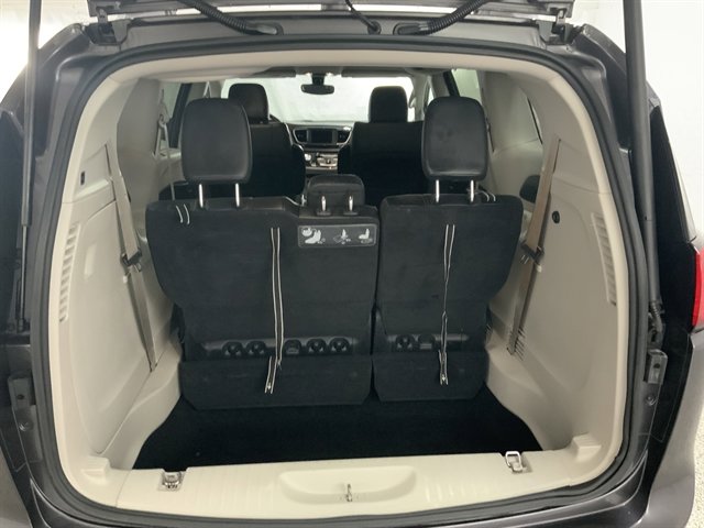 Used 2018 Chrysler Pacifica Touring-L image 6