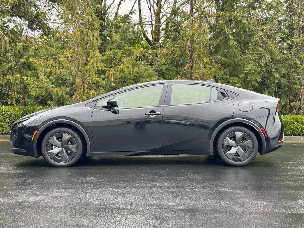 Used 2024 Toyota Prius LE image 3