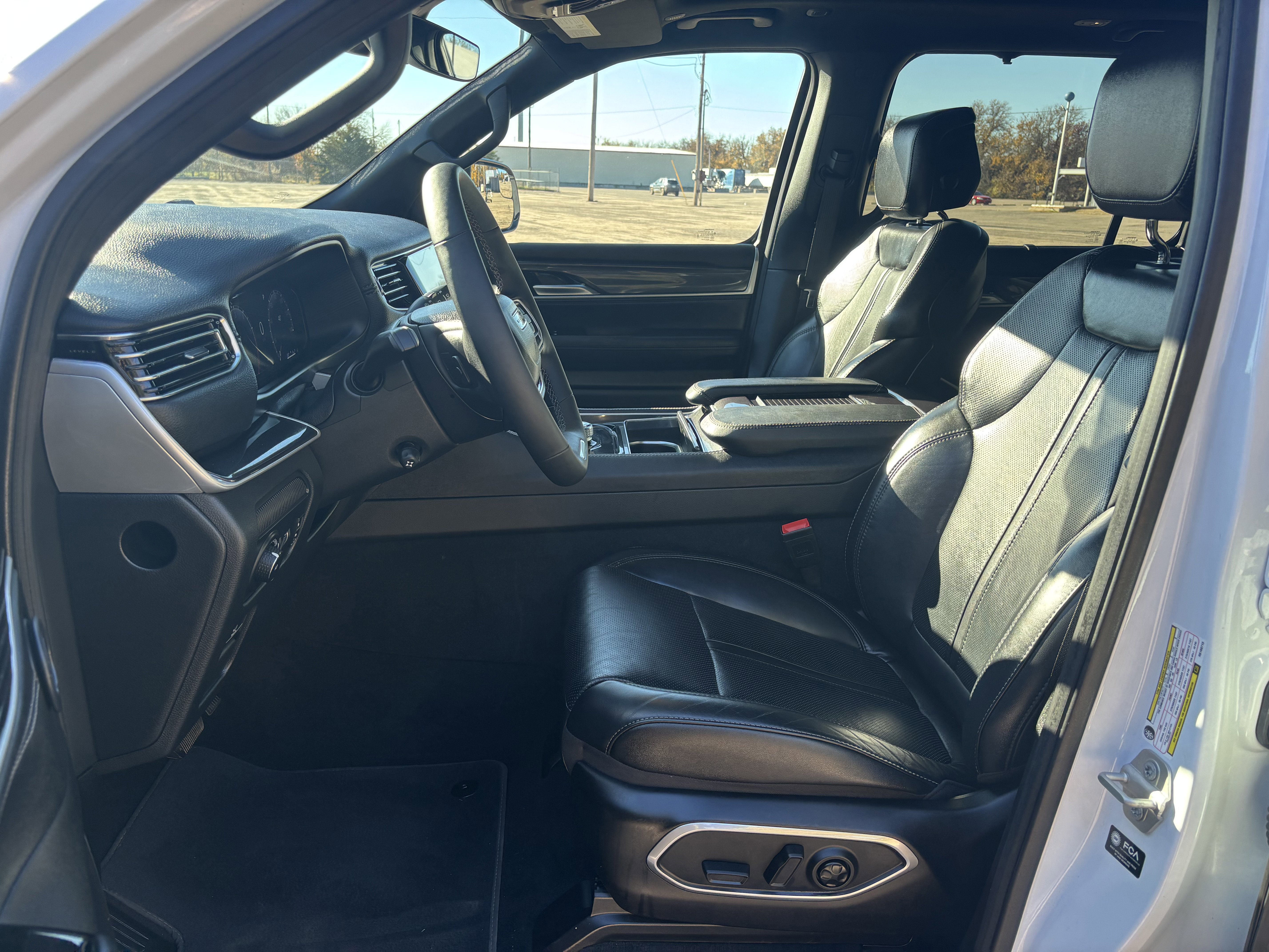 Used 2024 Jeep Wagoneer 4WD w/ Premium Group I image 9