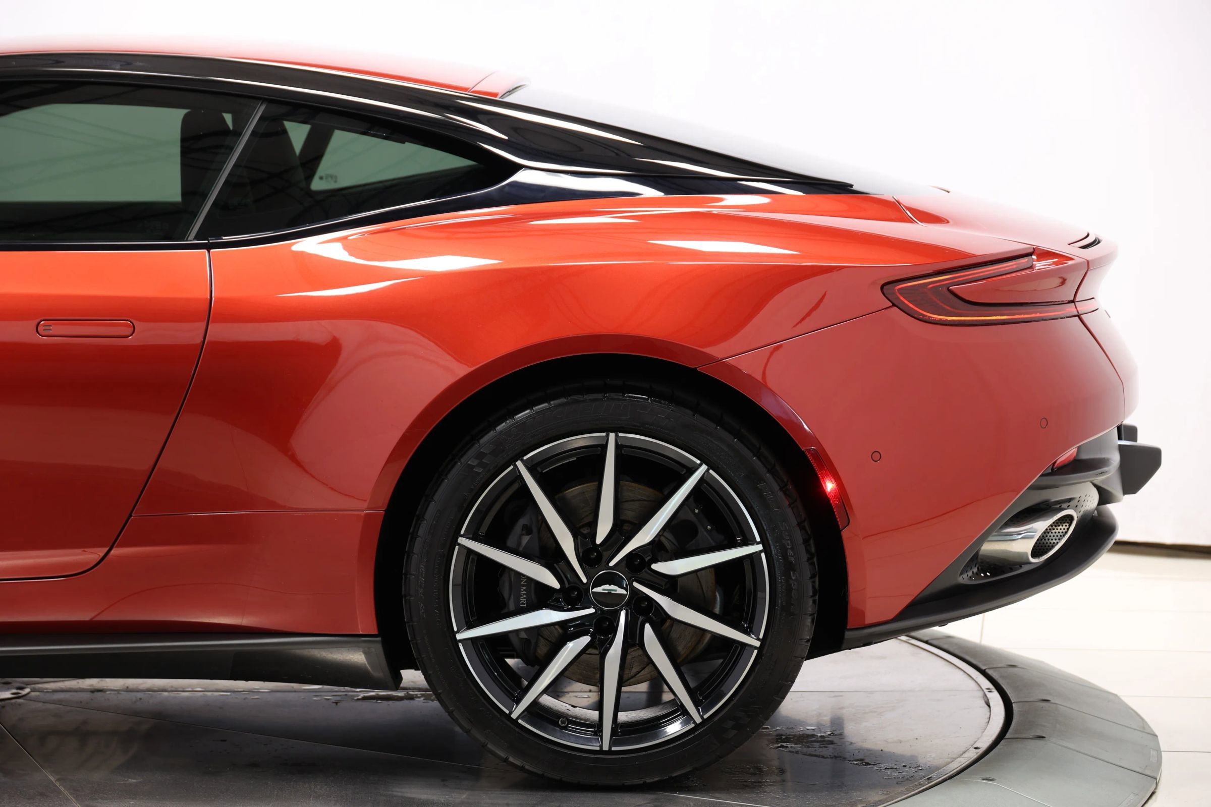 Used 2018 Aston Martin DB11 V12 image 8
