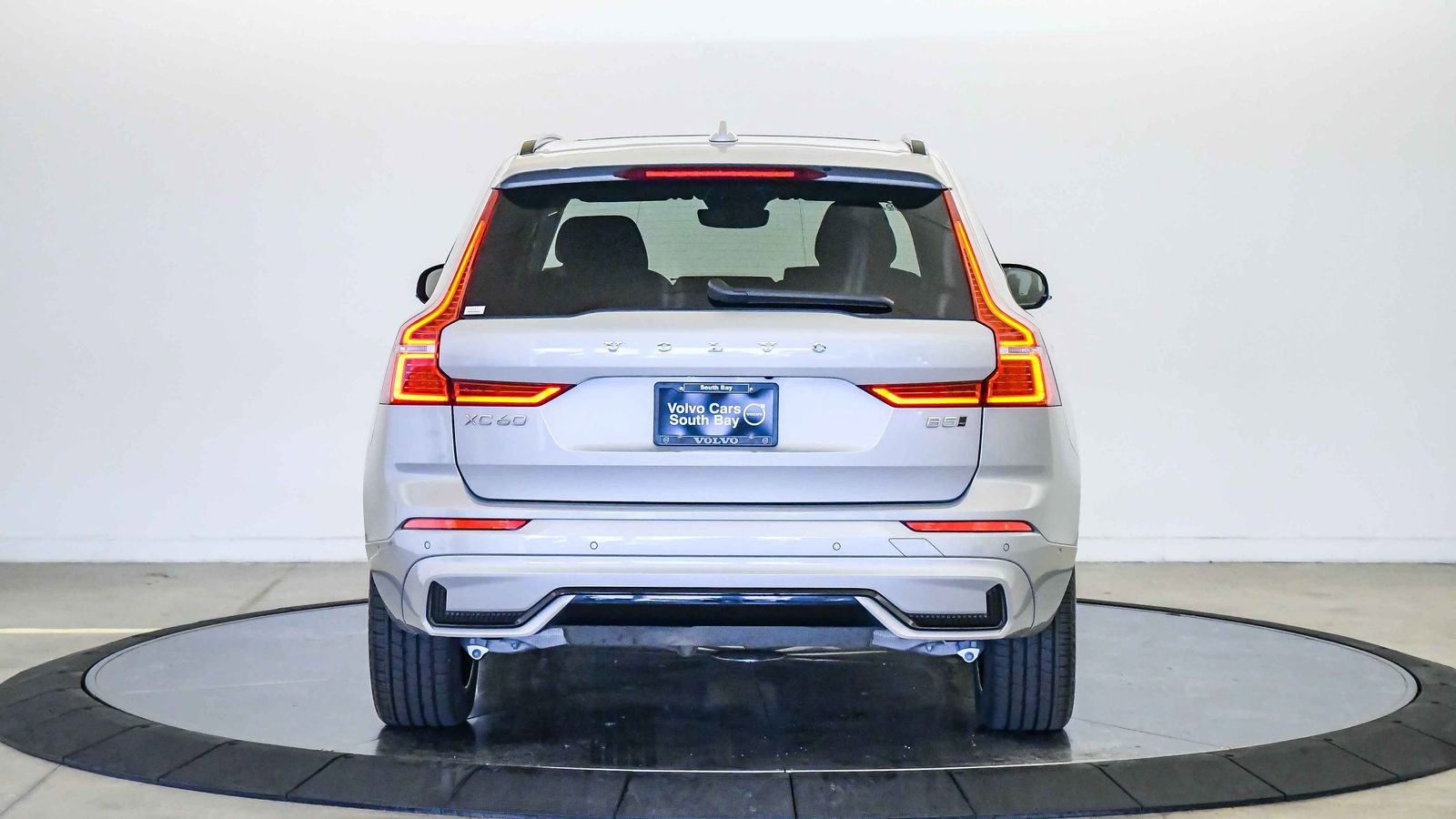 Certified 2025 Volvo XC60 B5 Plus image 3