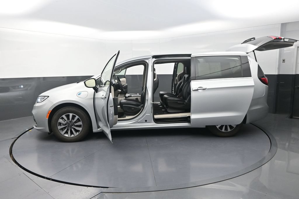 Used 2024 Chrysler Pacifica Limited FWD image 32